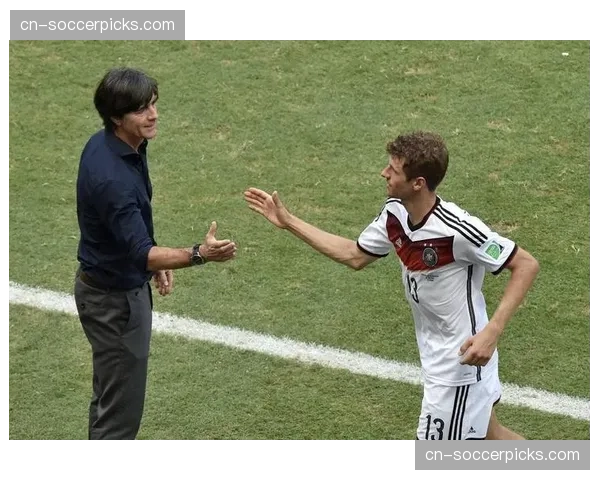 冲突瞬间:两队球员在中场休息返回更衣室途中发生口角 冲突瞬间:两队球员在中场休息返回更衣室途中发生口角