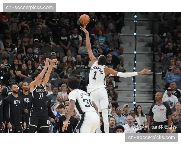 特写:文班亚马封盖后一条龙运球突破,隔扣对手引爆马刺主场 特写:文班亚马封盖后一条龙运球突破,隔扣对手引爆马刺主场